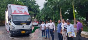 Prayagraj News : जिलाधिकारी ने हर घर तिरंगा अभियान के प्रचार प्रसार हेतु सूचना एवं जनसम्पर्क विभाग से आयीं हुई एलईडी वैन को हरी झण्डी दिखाकर रवाना किया