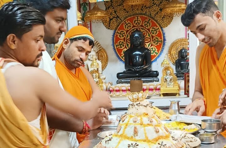 Agra News: जैन धर्म अनुयायियों द्वारा मनाया गया मोक्ष कल्याणक दिवस