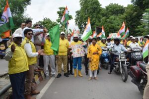 Prayagraj News :बाइक रैली के रास्ते में पड़ने वाले सभी शहीद स्मारकों की प्रतिमाओं पर किया गया माल्यार्पण