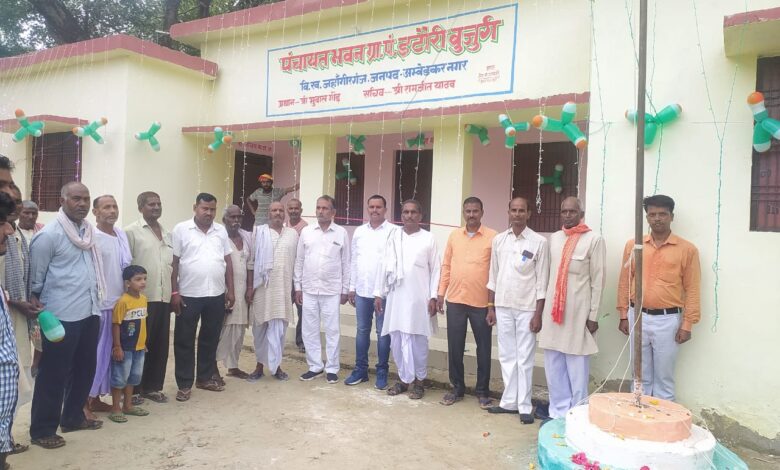 अम्बेडकर नगर न्यूज - ग्राम पंचायत इटौरी बुजुर्ग में पंचायत भवन पर मनाया गया स्वतंत्रता दिवस