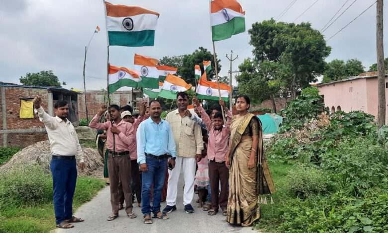 अम्बेडकर नगर न्यूज - कम्पोजिट उच्च प्राथमिक विद्यालय समडीह, अम्बेडकर नगर में स्वतंत्रता दिवस समारोह का भव्य आयोजन
