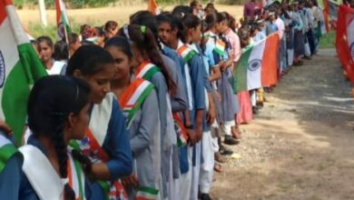 Agra News: अमृत महोत्सव के तहत स्कूली बच्चों ने निकाली विशाल तिरंगा रैली