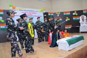 डॉ. भीमराव अंबेडकर विश्वविद्यालय के जुबली हॉल में स्वतंत्रता सेनानियों व शहीदों के परिवार को सम्मान