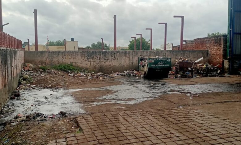 ताज के पूर्वी गेट पर गन्दिगी का अम्बार पर्यटक बदबू से परेशान