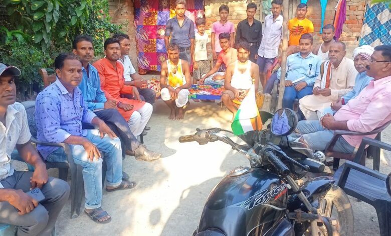 Bihar news-माली मालाकार कल्याण समिति वैशाली जिला इकाई के 10 सदस्यीय कमेटी ने मृतक के परिजनों से की मुलाकात