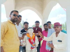 Bihar news बेतिया के आठ शहिदों को उनके शहादत दिवस पर पुष्प अर्पित