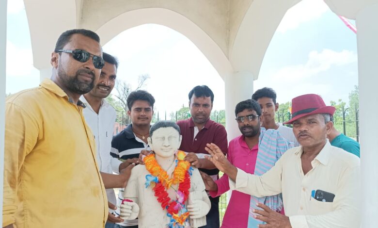 Bihar news बेतिया के आठ शहिदों को उनके शहादत दिवस पर पुष्प अर्पित