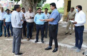 Prayagraj News : जिलाधिकारी ने बाढ़ राहत शिविर का किया निरीक्षण