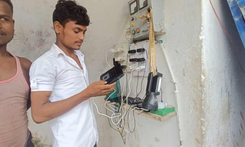 Bihar news-आज भी दलित बस्ती मे बिजली की सुविधा नही पहुंची है