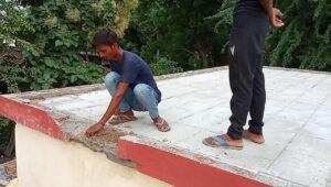 अम्बेडकर नगर न्यूज ग्राम पंचायत भवन बनाने के लिए लाखों रुपये ख़र्च एक ही बरसात ने खोल दी पोल