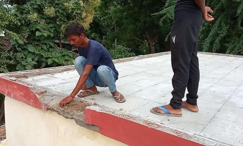 अम्बेडकर नगर न्यूज ग्राम पंचायत भवन बनाने के लिए लाखों रुपये ख़र्च एक ही बरसात ने खोल दी पोल