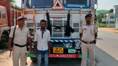 Bihar news मोतिहारी से प्याज लदा ट्रक चोरी कर भाग रहे चोर व ट्रक को बेतिया पुलिस ने किया गिरफ्तार