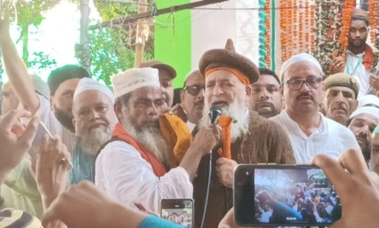 अंबेडकर नगर न्यूज : सूफी संत सैयद मखदूम अशरफ सिमनानी रहमतुल्ला की दरगाह पर मौजूद लोगों ने किया उनका भव्य स्वागत