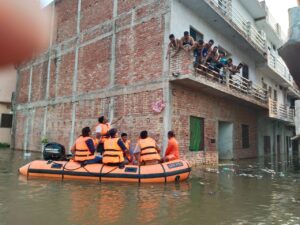 Prayagraj News :प्रयागराज में गंगा में आई बाढ़ से फंसे लोगों का एन डी आर एफ कि टीम ने किया बचाव तथा बोटों से किया गया राहत वितरण