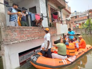 Prayagraj News :प्रयागराज में गंगा और जमुना का जलस्तर लगातार बढ़ने से कई इलाके बाढ़ की चपेट में