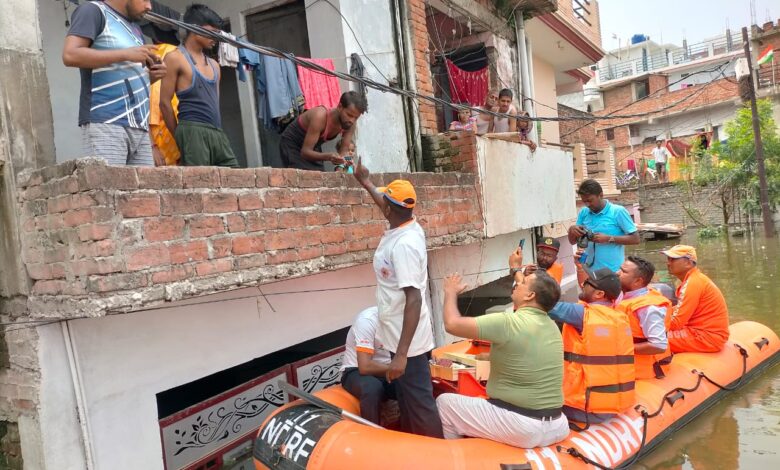 Prayagraj News :प्रयागराज में गंगा और जमुना का जलस्तर लगातार बढ़ने से कई इलाके बाढ़ की चपेट में