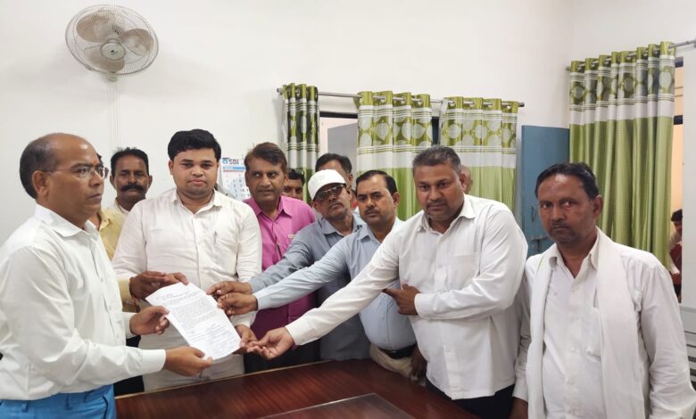 Agra News: बसपा प्रत्याशी ने बाढ़ पीड़ितों की मदद को उपजिलाधिकारी को दिया मुख्यमंत्री के नाम संबोधित ज्ञापन