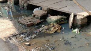 Agra News: गंदा पानी इकट्ठा होने से बस्ती वासियों को सता रहा बीमारियां फैलने का डर