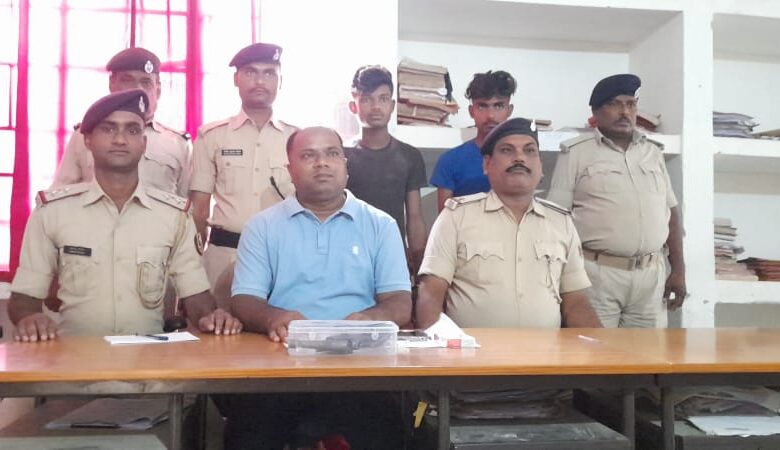 Bihar news अपराध को अंजाम देने की योजना बनाते दो अपराधी पुलिस के चढ़े हत्थे
