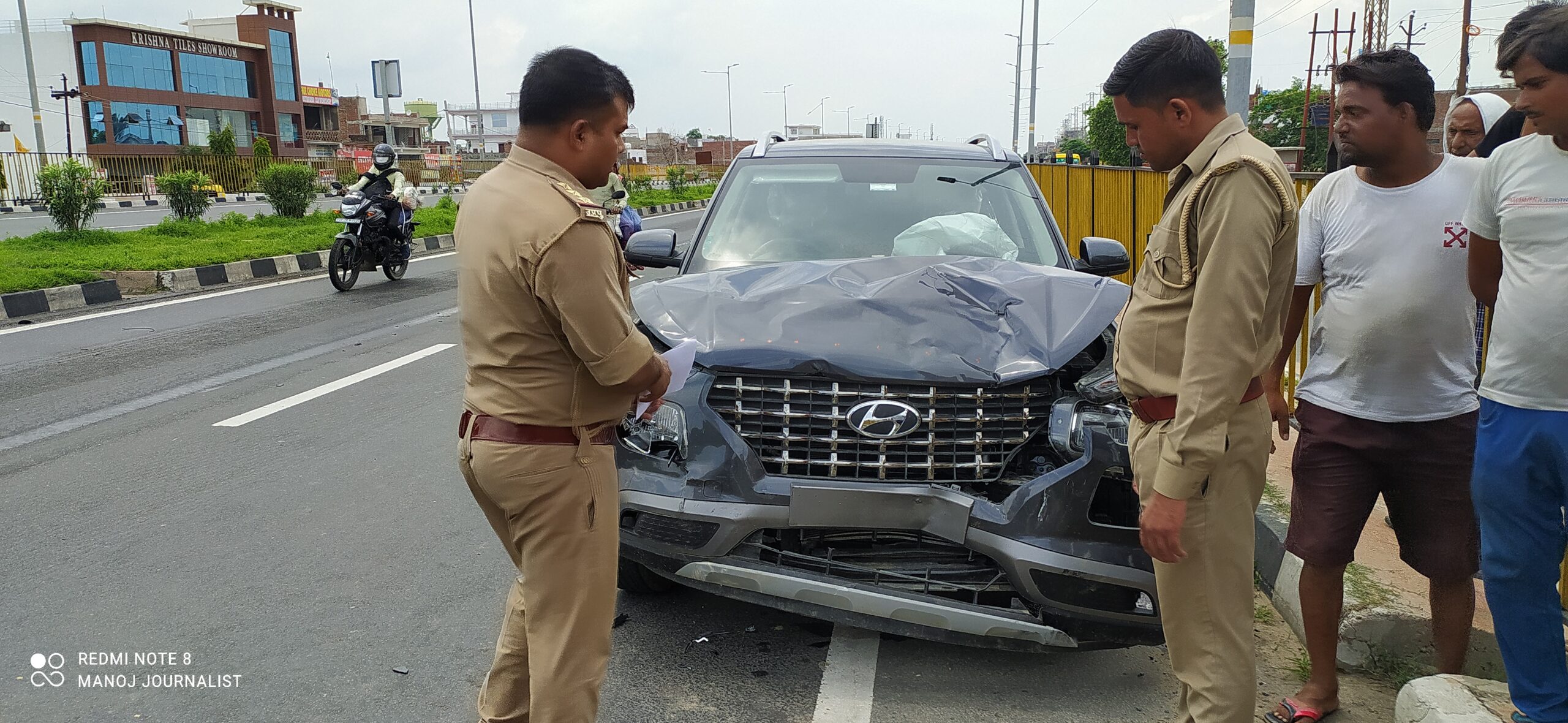 Etawah News: Three vehicles collided uncontrollably to save the cow