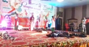जनपद प्रतापगढ जो शहीद हुए हैं उनकी, जरा याद करो कुर्बानी बच्चों की प्रस्तुति से नम हुई दर्शकों की आँखें