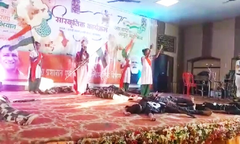 जनपद प्रतापगढ जो शहीद हुए हैं उनकी, जरा याद करो कुर्बानी बच्चों की प्रस्तुति से नम हुई दर्शकों की आँखें