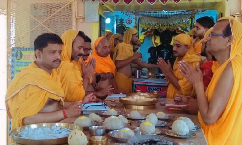 Etawah News: Moksha Kalyanak Mahotsav of 23rd Tirthankar celebrated on Nasiyan ji