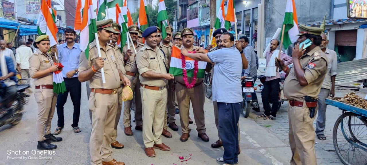 Etawah News: SSP distributed flags under the tricolor campaign at Har Ghar