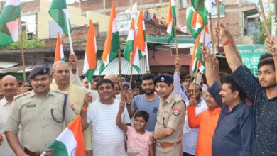 Etawah News: SSP distributed flags under the tricolor campaign at Har Ghar
