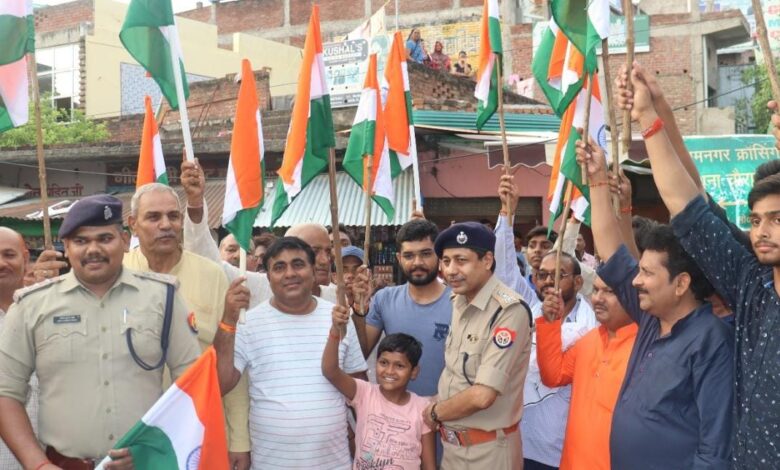 Etawah News: SSP distributed flags under the tricolor campaign at Har Ghar