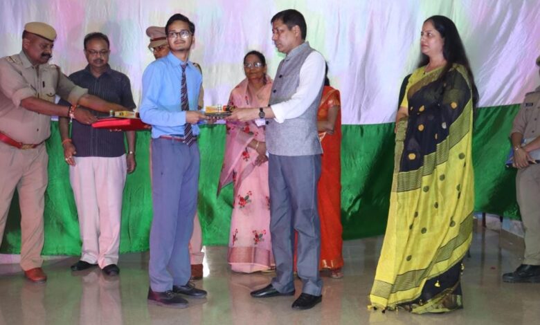 Etawah news: SSP Etawah rewarded meritorious students