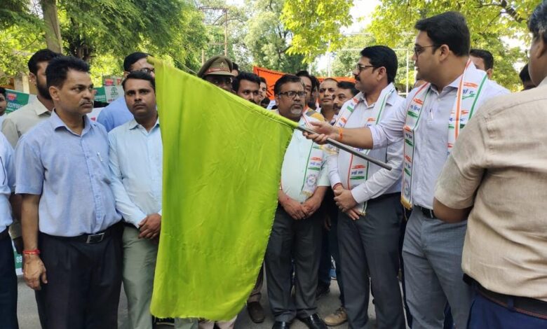 Etawah News: Awareness rally taken out for environmental protection, DM showed green signal