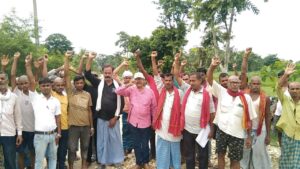 Bihar news किसानों की जमीन से जबरन काटे गए मिट्टी से बने गड्ढों को भरे बगैर और घटिया निर्माण कार्य करने वाले संवेदक के कर्मियों को किसानों ने खदेड़ा,कर्मी जे सी बी लेकर भागे -- भाकपा माले