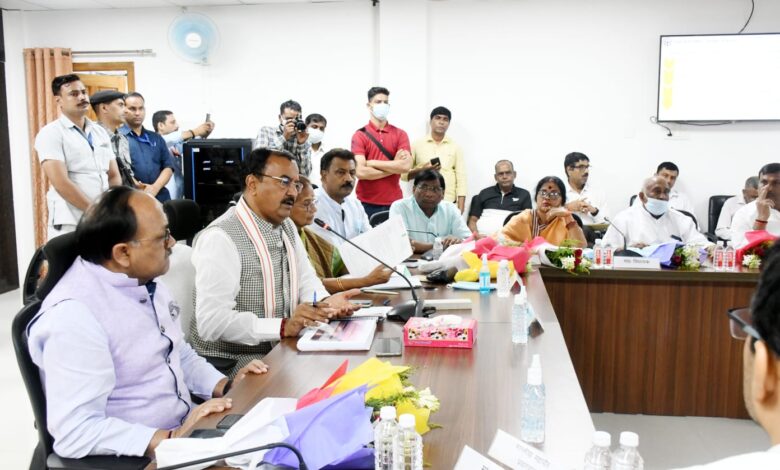 Prayagraj News :मा0 उपमुख्यमंत्री ने महाकुम्भ-2025 को दिव्य एवं भव्य रूप से आयोजित किए जाने हेतु सम्बंधित विभागों के द्वारा की जा रही तैयारियों की समीक्षा की