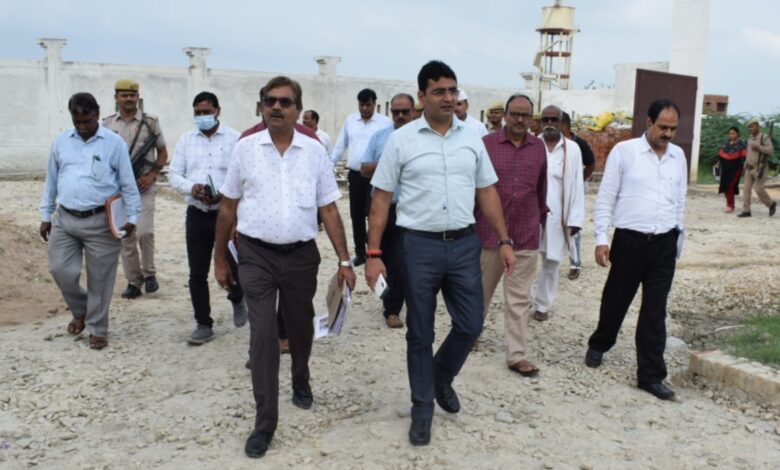 Prayagraj News : जिलाधिकारी ने विकास खण्ड जसरा के ग्राम पंचायत रेरा में स्थित निर्माणाधीन स्टेडियम, राजकीय पाॅलीटेक्निक रेरा एवं गोवंश आश्रय स्थल रेरा एवं जसरा ब्लाक पर स्थित पानी की टंकी का किया निरीक्षण