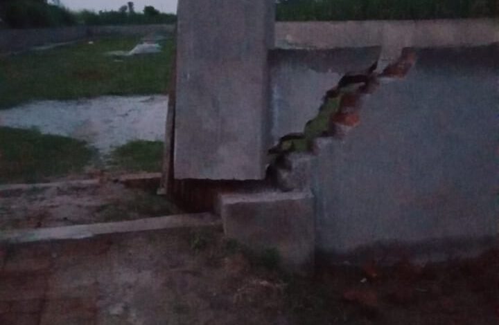 अम्बेडकर नगर न्यूज : सफेद बालू घटिया मैटेरियल से बनाई गई बाउंड्री वाल व गेट दो दिन की वरसात नहीं सका झेल