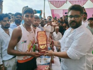 Agra News: भाजपाइयों ने प्रधानमंत्री के जन्मदिवस पर करायी दौड़ प्रतियोगिता