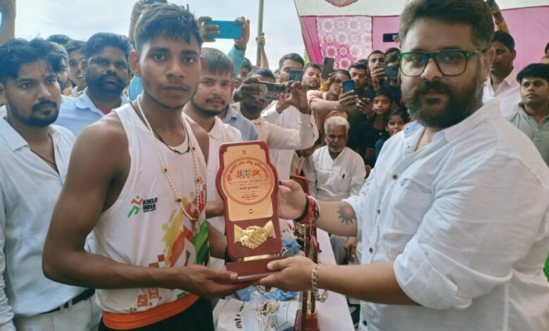 Agra News: भाजपाइयों ने प्रधानमंत्री के जन्मदिवस पर करायी दौड़ प्रतियोगिता