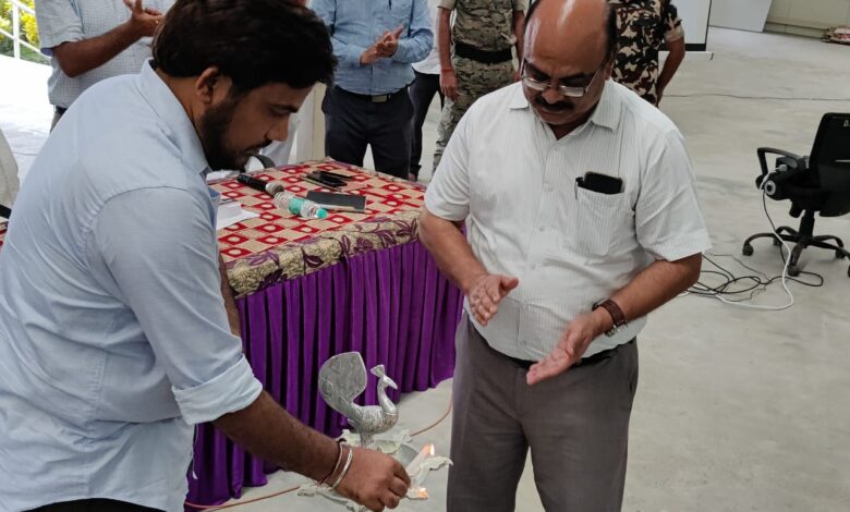 Bihar news-नवनियुक्त राजस्व कर्मचारियों के प्रशिक्षण का जिलाधिकारी ने दीप प्रज्वलित कर किया उद्घाटन