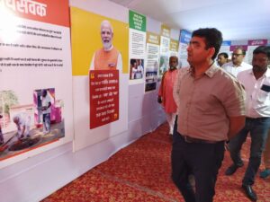 Prayagraj News : जिलाधिकारी सहित कई विद्यालयों के छात्र-छात्राओं ने प्रदर्शनी का किया अवलोकन