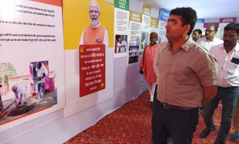 Prayagraj News : जिलाधिकारी सहित कई विद्यालयों के छात्र-छात्राओं ने प्रदर्शनी का किया अवलोकन