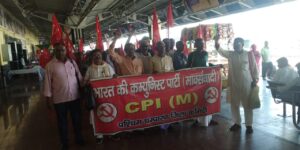 Bihar news भारत बचाओ महारैली पटना में भाग लेने के लिए बेतिया से माकपा कार्यकर्त्ता रवाना