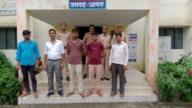 Agra News: जमीन को लेकर भिड़े दो पक्षों पर पुलिस ने की कार्यवाही