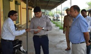 Prayagraj News : जिलाधिकारी ने मुण्डेरा मण्डी स्थित वेयर हाउस का किया निरीक्षण