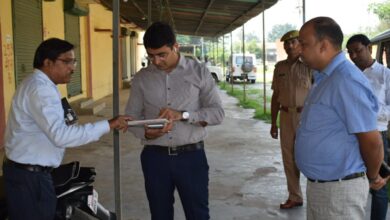 Prayagraj News : जिलाधिकारी ने मुण्डेरा मण्डी स्थित वेयर हाउस का किया निरीक्षण