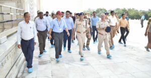 जिलाधिकारी आगरा, वरिष्ठ पुलिस अधीक्षक, जनपद आगरा एवं अन्य अधिकारीगण सहित ताजमहल की सुरक्षा व्यवस्था का निरीक्षण