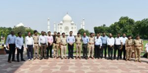 जिलाधिकारी आगरा, वरिष्ठ पुलिस अधीक्षक, जनपद आगरा एवं अन्य अधिकारीगण सहित ताजमहल की सुरक्षा व्यवस्था का निरीक्षण
