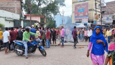 Bihar news बेलबाग काॅलोनी में युवक की मौत के बाद शव के साथ आगजनी व सड़क अवरूद्ध कर प्रर्दशन
