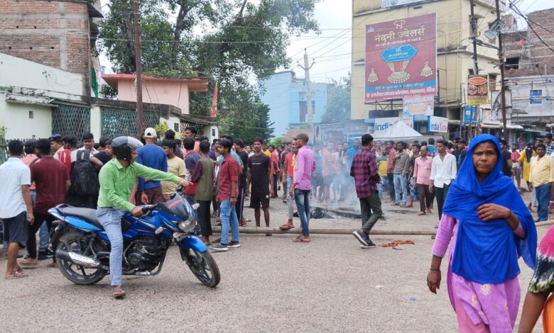Bihar news बेलबाग काॅलोनी में युवक की मौत के बाद शव के साथ आगजनी व सड़क अवरूद्ध कर प्रर्दशन