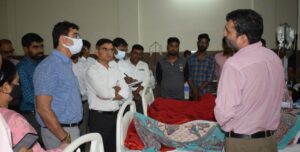 Prayagraj News : जिलाधिकारी ने तेज बहादुर सप्रू चिकित्सालय (बेली) का किया निरीक्षण
